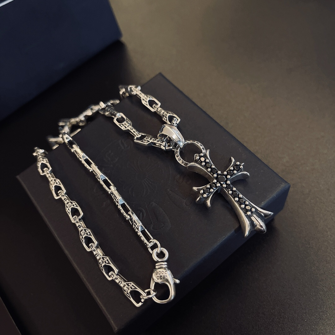 クロムハーツ「Chrome Hearts」のクラシックネックレス - 日常に上品なアクセントを添えるユニセックスモデル
