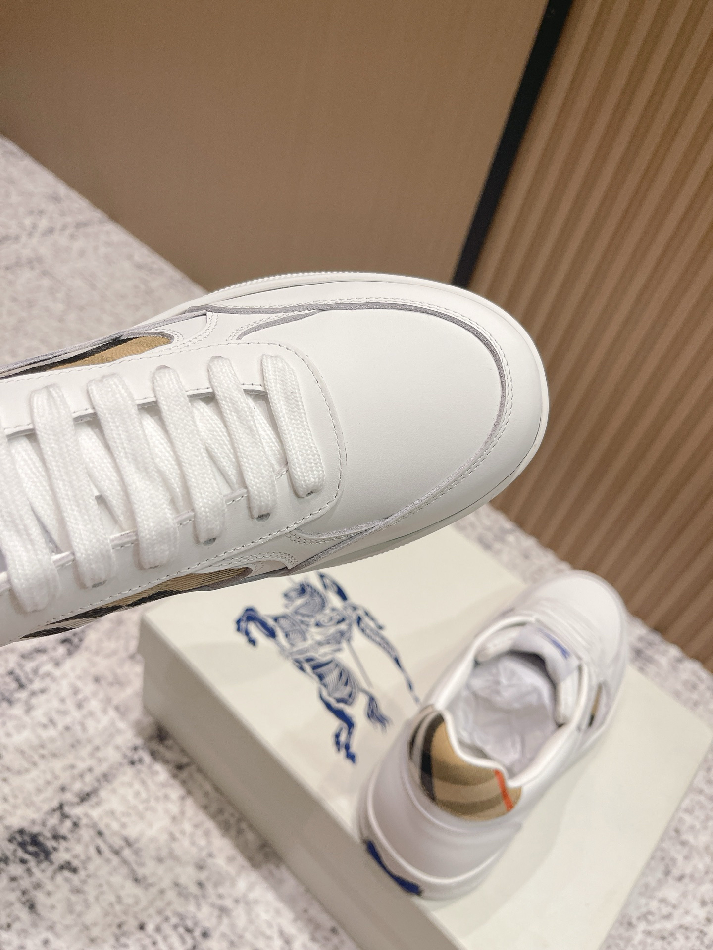 バーバリー「Burberry」バーバリー ボックス スニーカー / プレミアムレザースニーカー