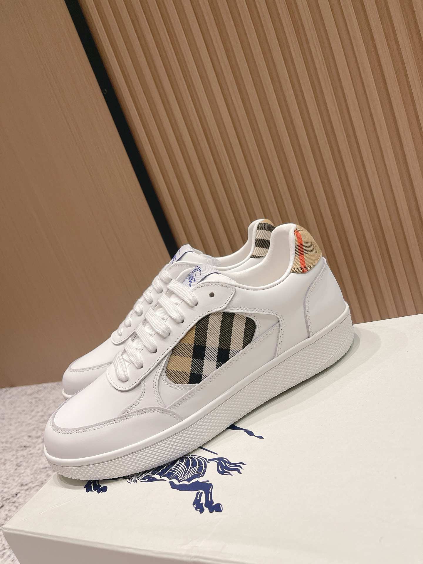 バーバリー「Burberry」バーバリー ボックス スニーカー / プレミアムレザースニーカー