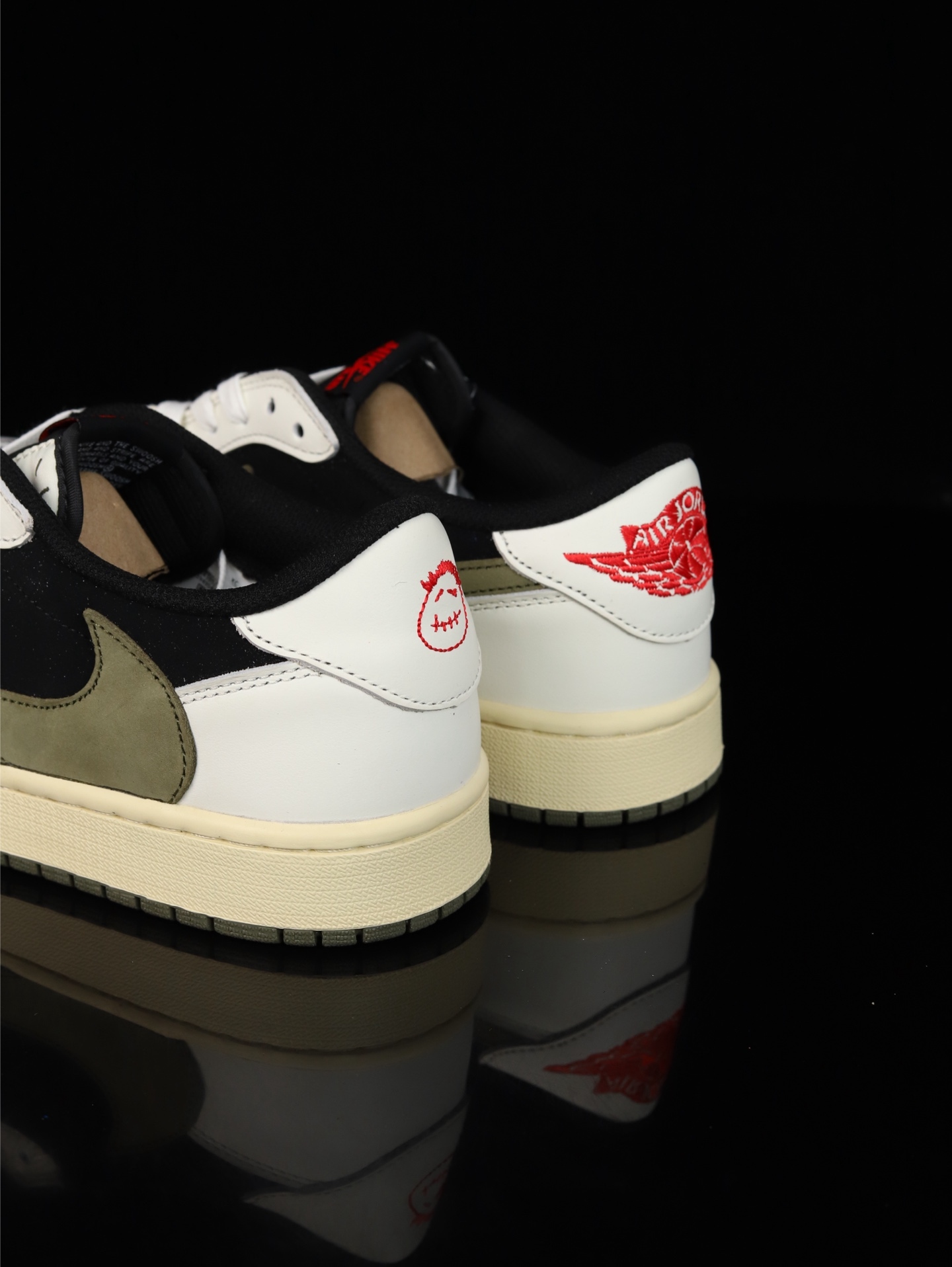 【日本未発売モデル】Nike Air Jordan 1 Low x Travis Scott Reverse Swoosh スニーカー