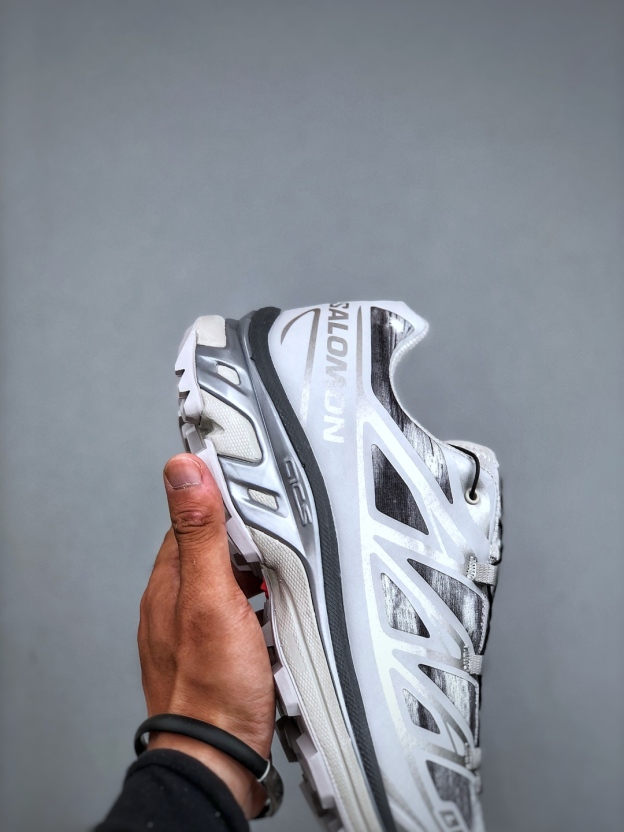 サロモン「SALOMON」XT-6 ユニセックス スポーツスタイルシューズ