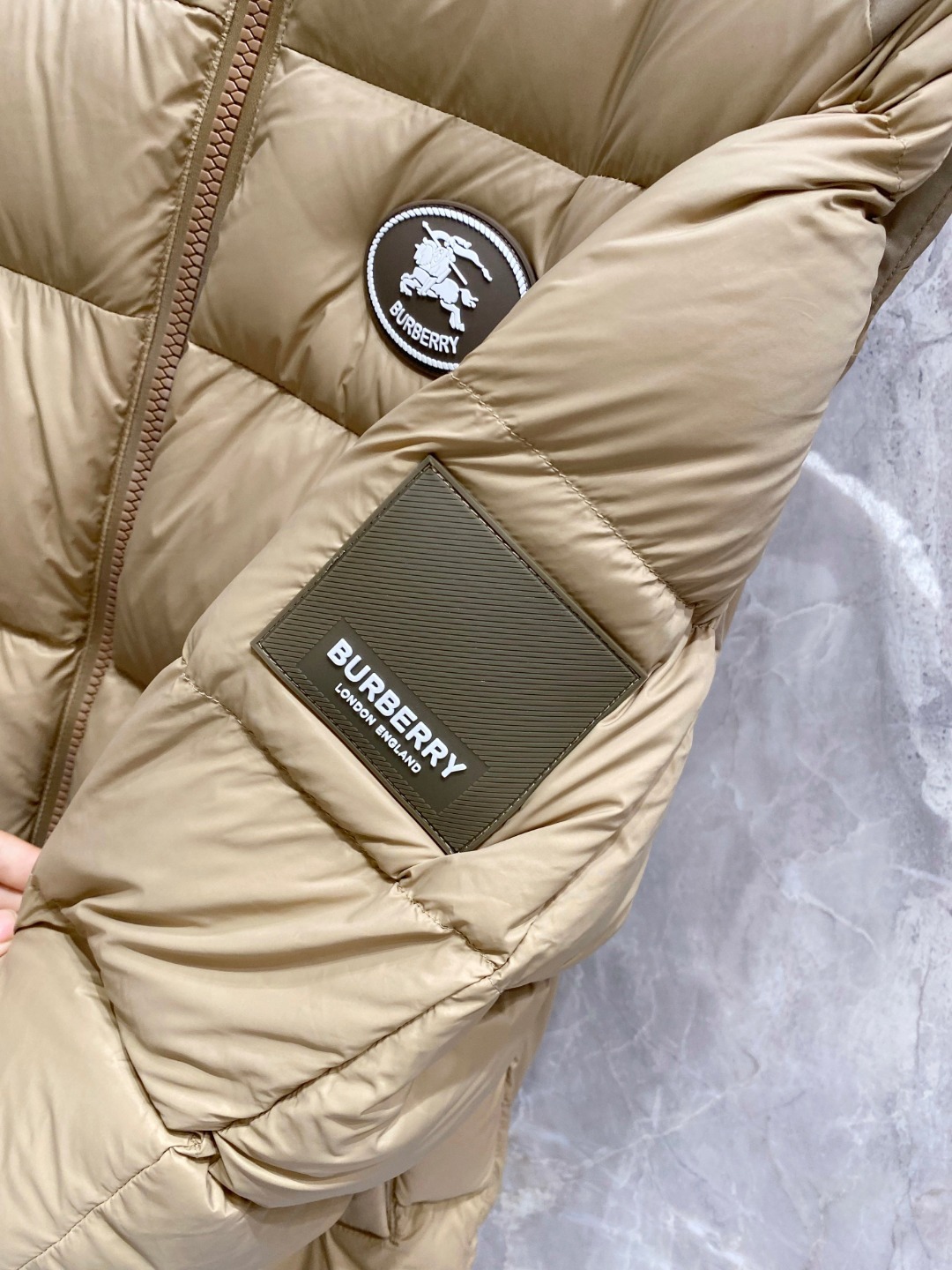 バーバリー「Burberry」秋冬着脱式袖＆フード付きダウンジャケット