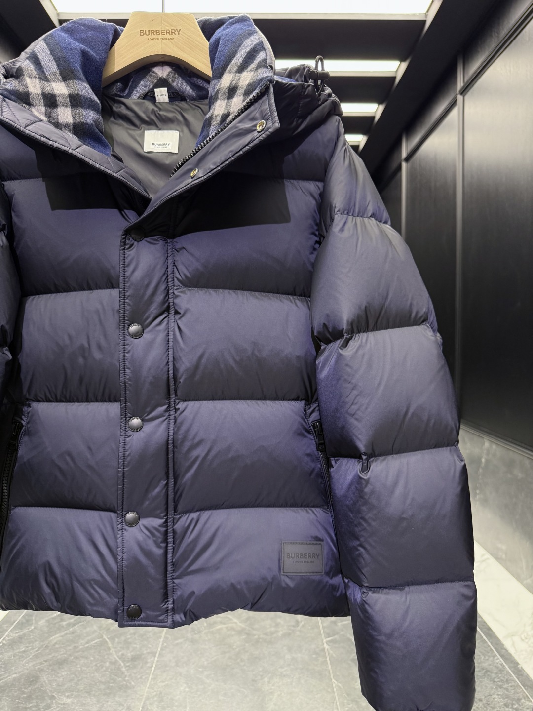 バーバリー「Burberry」クラシックウールチェックカラーナイロンダウンジャケット