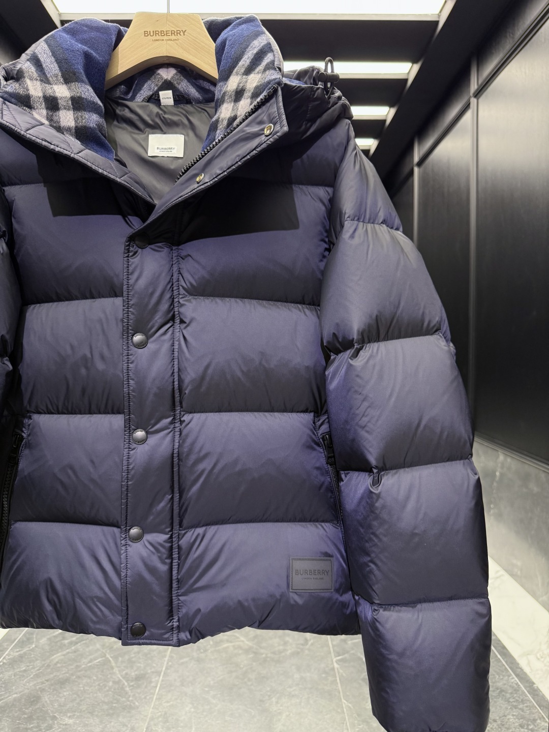 バーバリー「Burberry」クラシックウールチェックカラーナイロンダウンジャケット