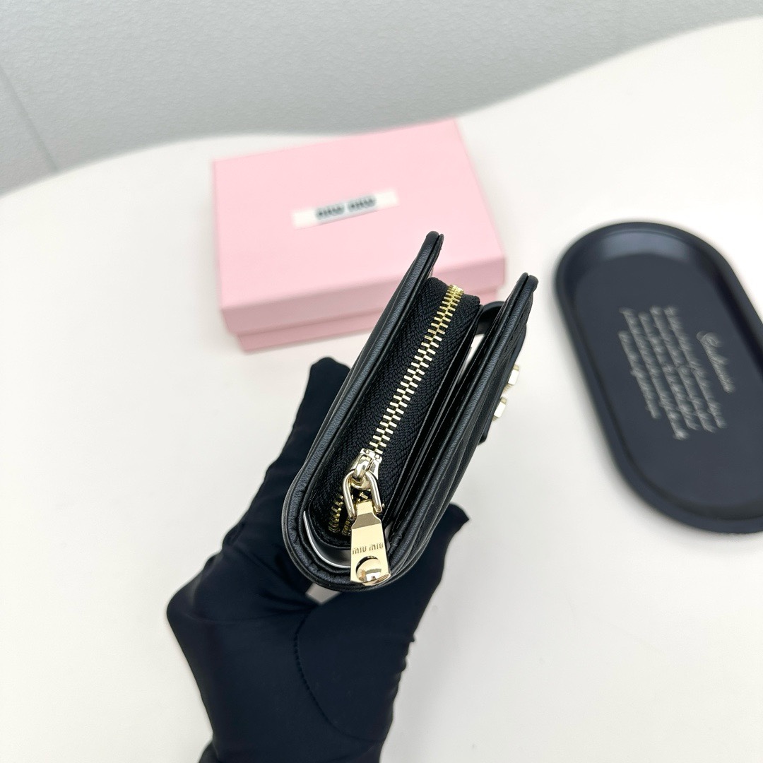 ミュウミュウ「Miu Miu」ミュウミュウ ラムスキン コンパクトウォレット 8357 / 二つ折り財布