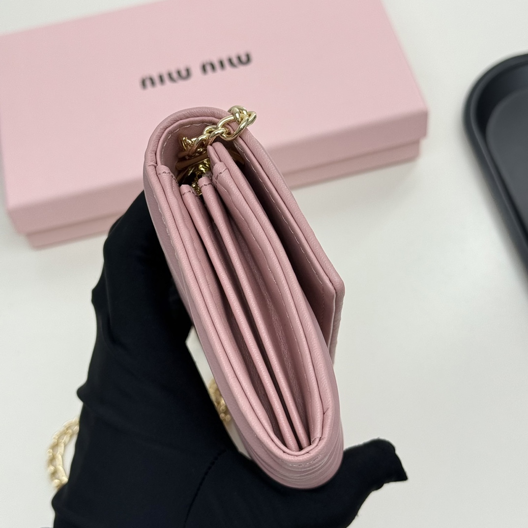 ミュウミュウ「Miu Miu」ミュウミュウ マテラッセ ラムスキン コンパクトウォレット 9886 / 二つ折り財布