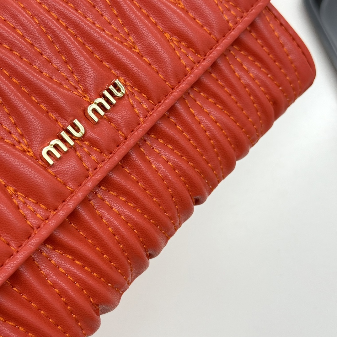 ミュウミュウ「Miu Miu」ミュウミュウ マテラッセ ラムスキン コンパクトウォレット 9886 / 二つ折り財布