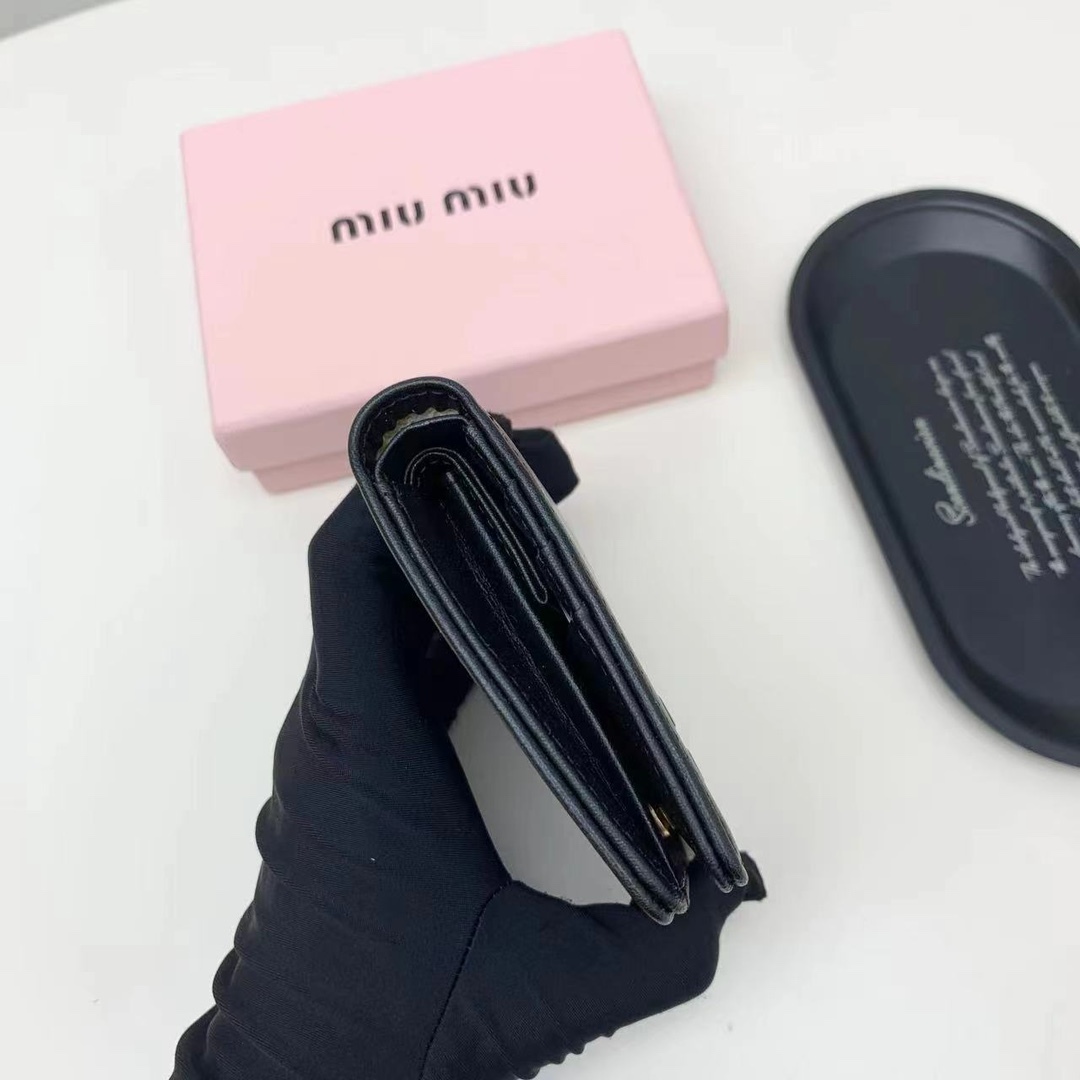 ミュウミュウ「Miu Miu」ミュウミュウ カーフスキン コンパクトウォレット 5238 / 二つ折り財布