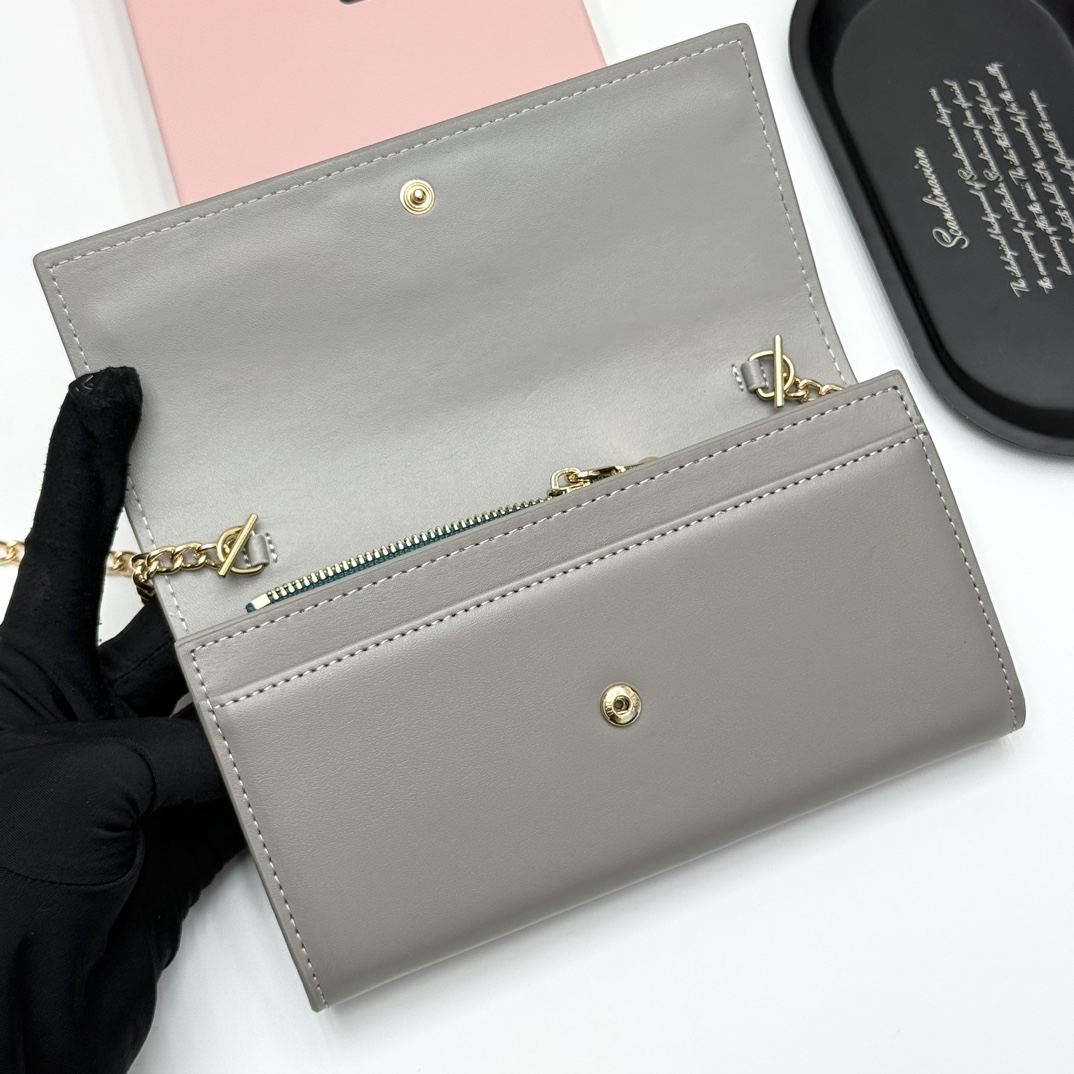 ミュウミュウ「Miu Miu」ミュウミュウ レザーミニバッグ V06 / ハンドバッグ