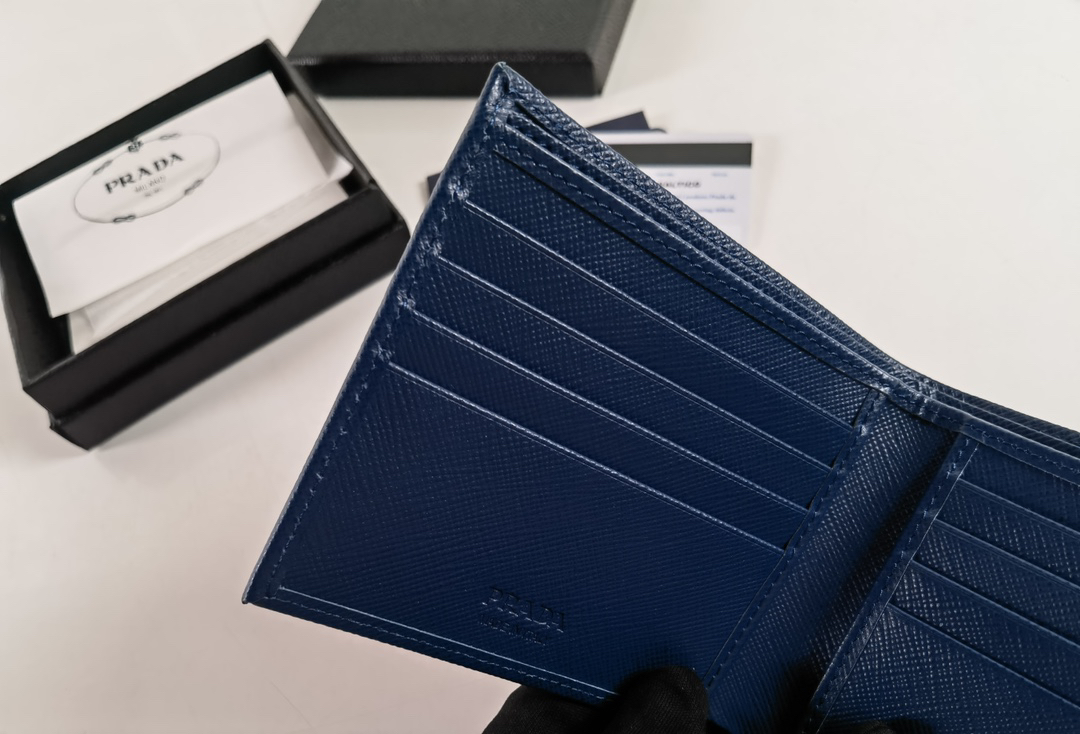 プラダ「Prada」メンズ ショートウォレット