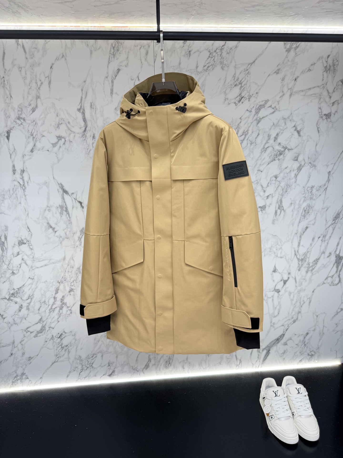 バーバリー「Burberry」秋冬ミドル丈フード付きダウンジャケット