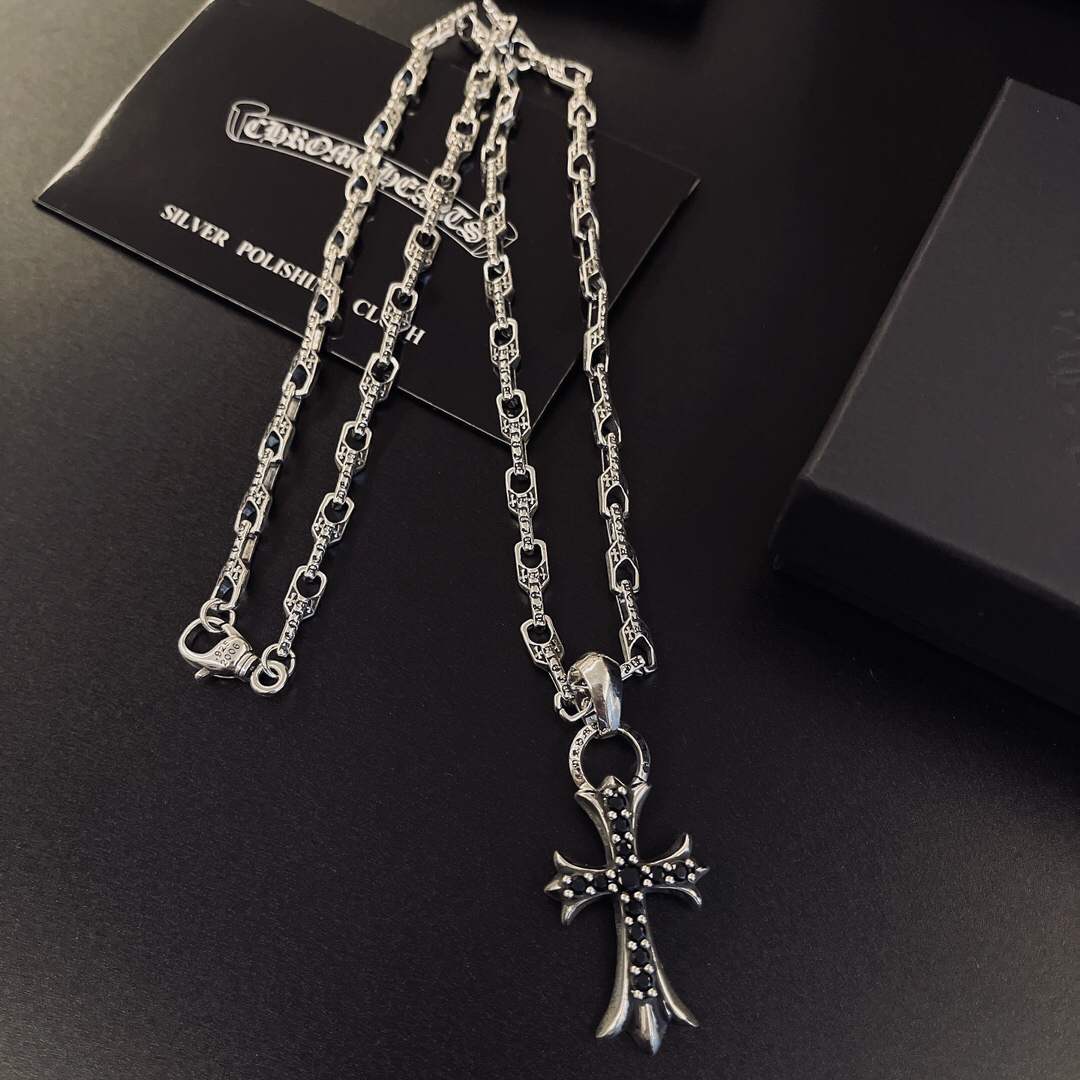 クロムハーツ「Chrome Hearts」のクラシックネックレス - 日常に上品なアクセントを添えるユニセックスモデル