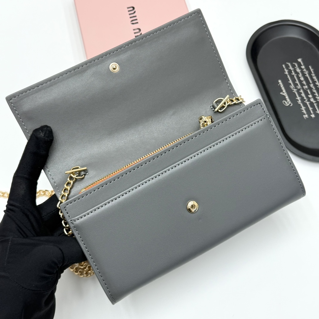 ミュウミュウ「Miu Miu」ミュウミュウ レザーミニバッグ V06 / ハンドバッグ