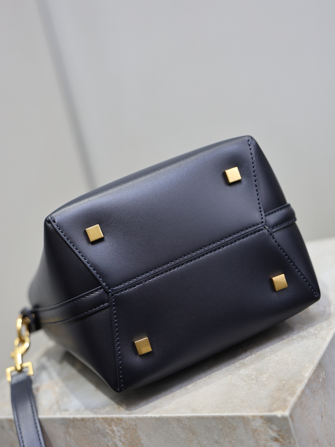 2026サンローラン「Saint Laurent LE 37 プティ スムースカーフレザー バケツバッグ