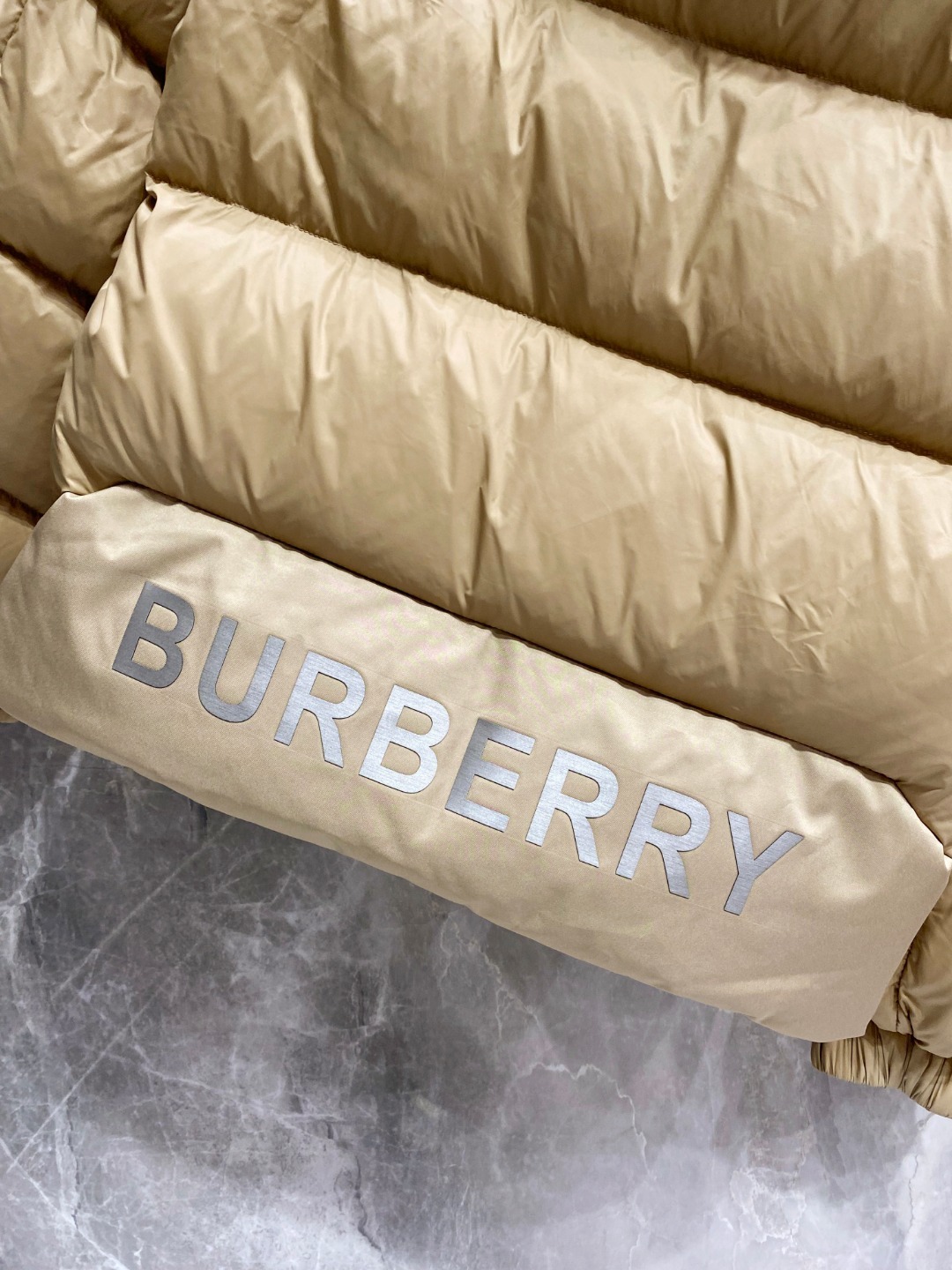 バーバリー「Burberry」秋冬着脱式袖＆フード付きダウンジャケット