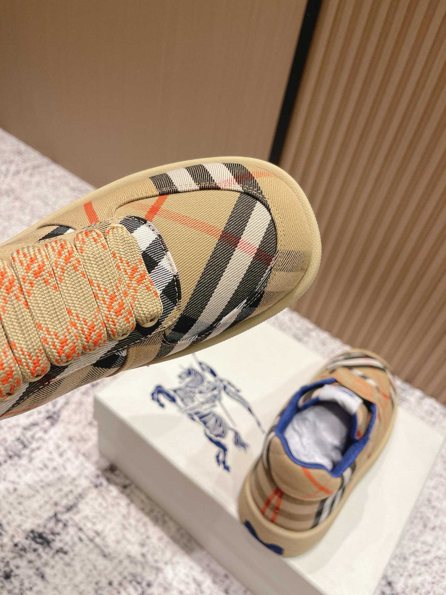バーバリー「Burberry」バーバリー ボックス スニーカー / プレミアムレザースニーカー