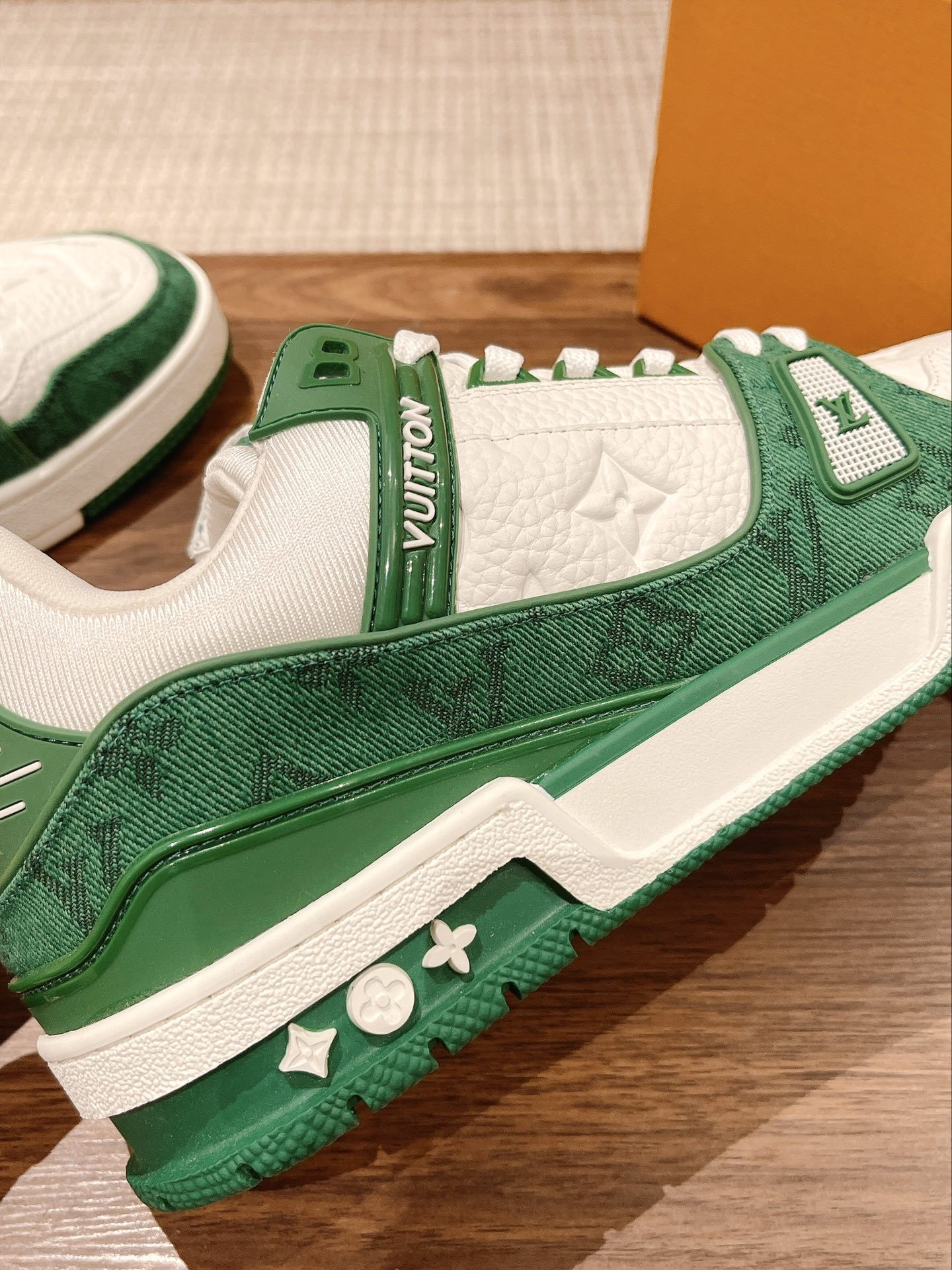 「コラボモデル」Louis Vuitton x Trainerスニーカー