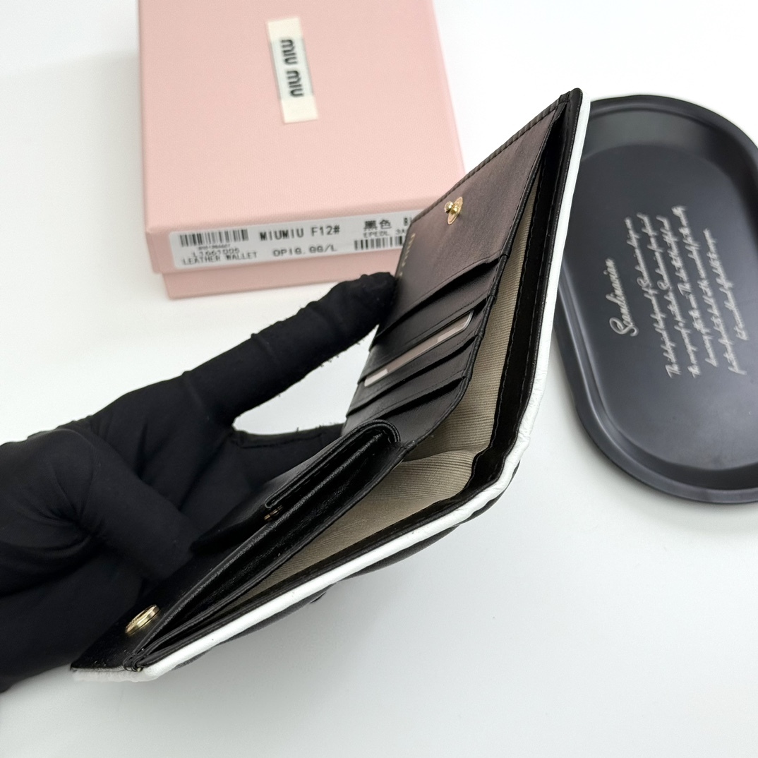 ミュウミュウ「Miu Miu」ミュウミュウ マテラッセ ラムスキン マルチウォレット F12 / コンパクトウォレット