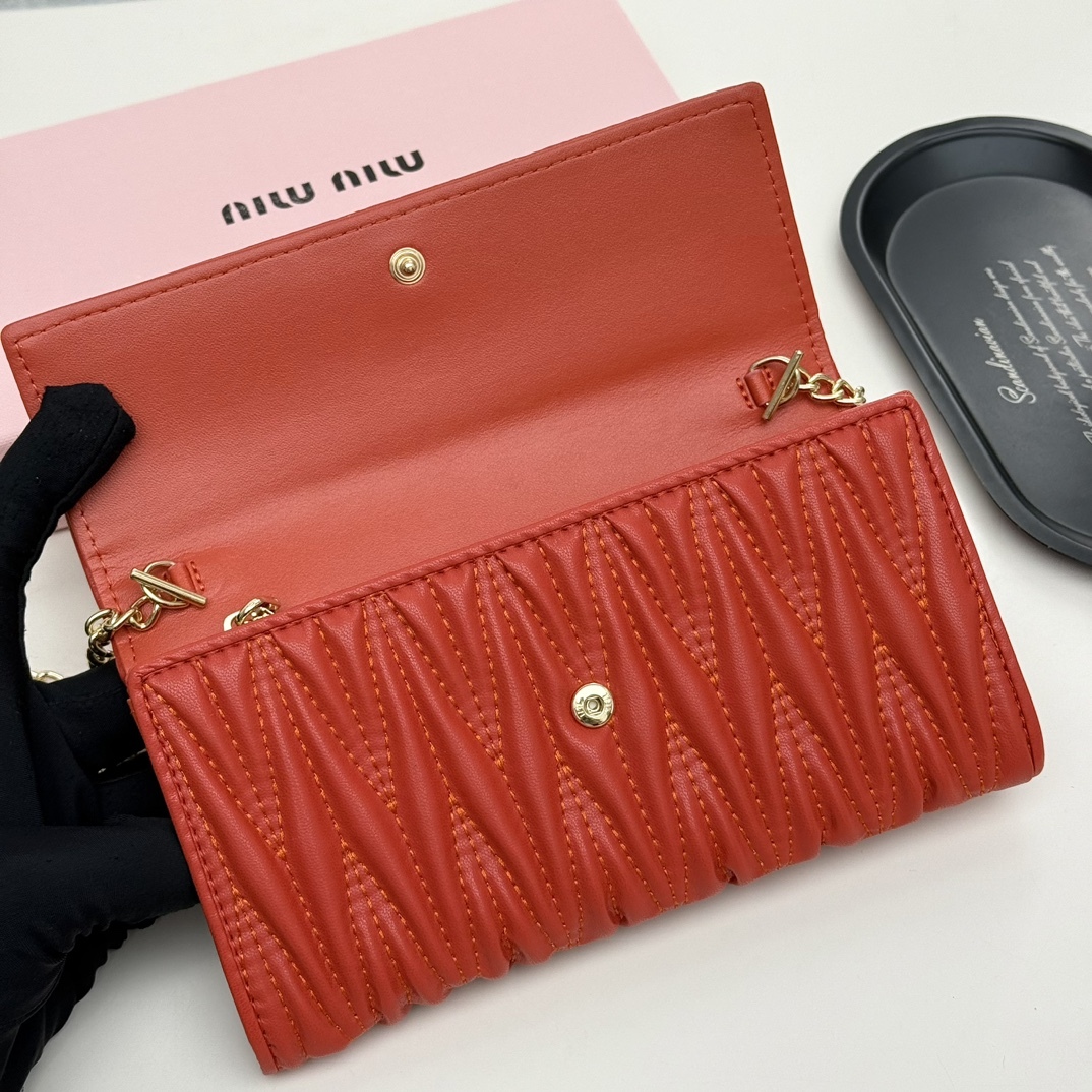 ミュウミュウ「Miu Miu」ミュウミュウ マテラッセ ラムスキン コンパクトウォレット 9886 / 二つ折り財布