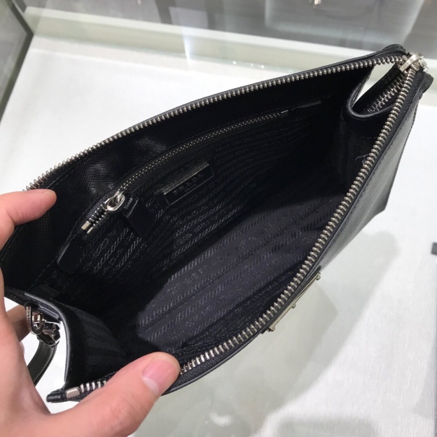 プラダ「Prada」メンズクラッチバッグ 2NE007 レザーアクセサリー