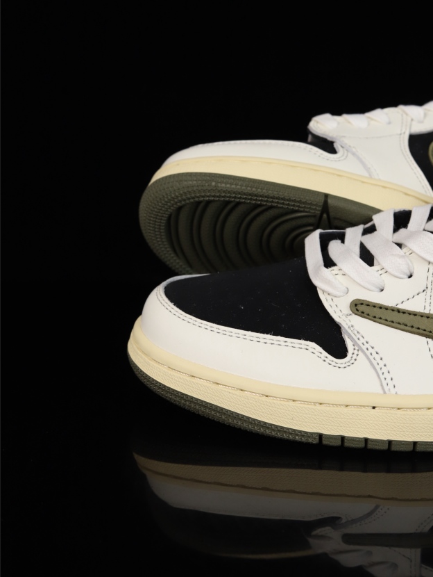 【日本未発売モデル】Nike Air Jordan 1 Low x Travis Scott Reverse Swoosh スニーカー