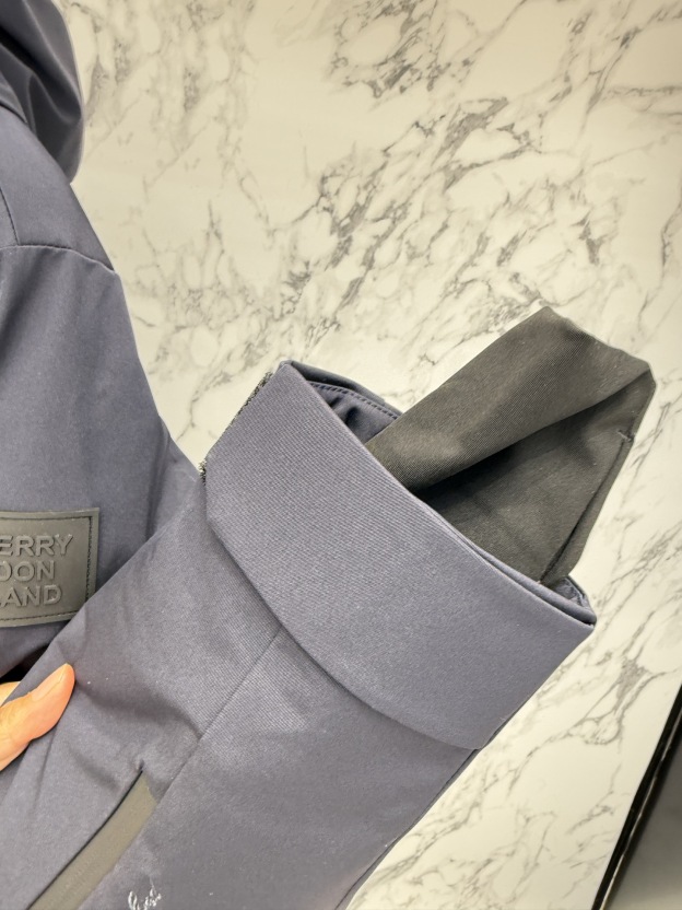 バーバリー「Burberry」秋冬ミドル丈フード付きダウンジャケット