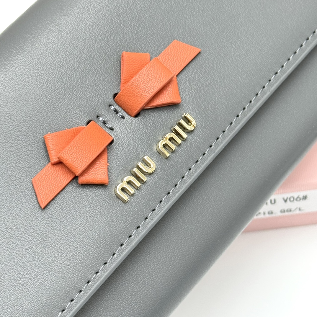 ミュウミュウ「Miu Miu」ミュウミュウ レザーミニバッグ V06 / ハンドバッグ