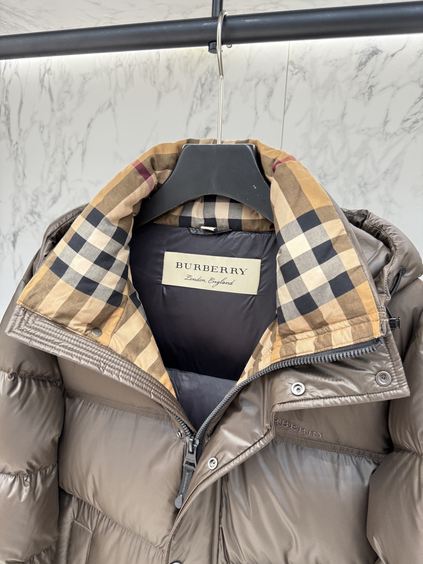 バーバリー「Burberry」秋冬ショート丈防寒ダウンジャケット
