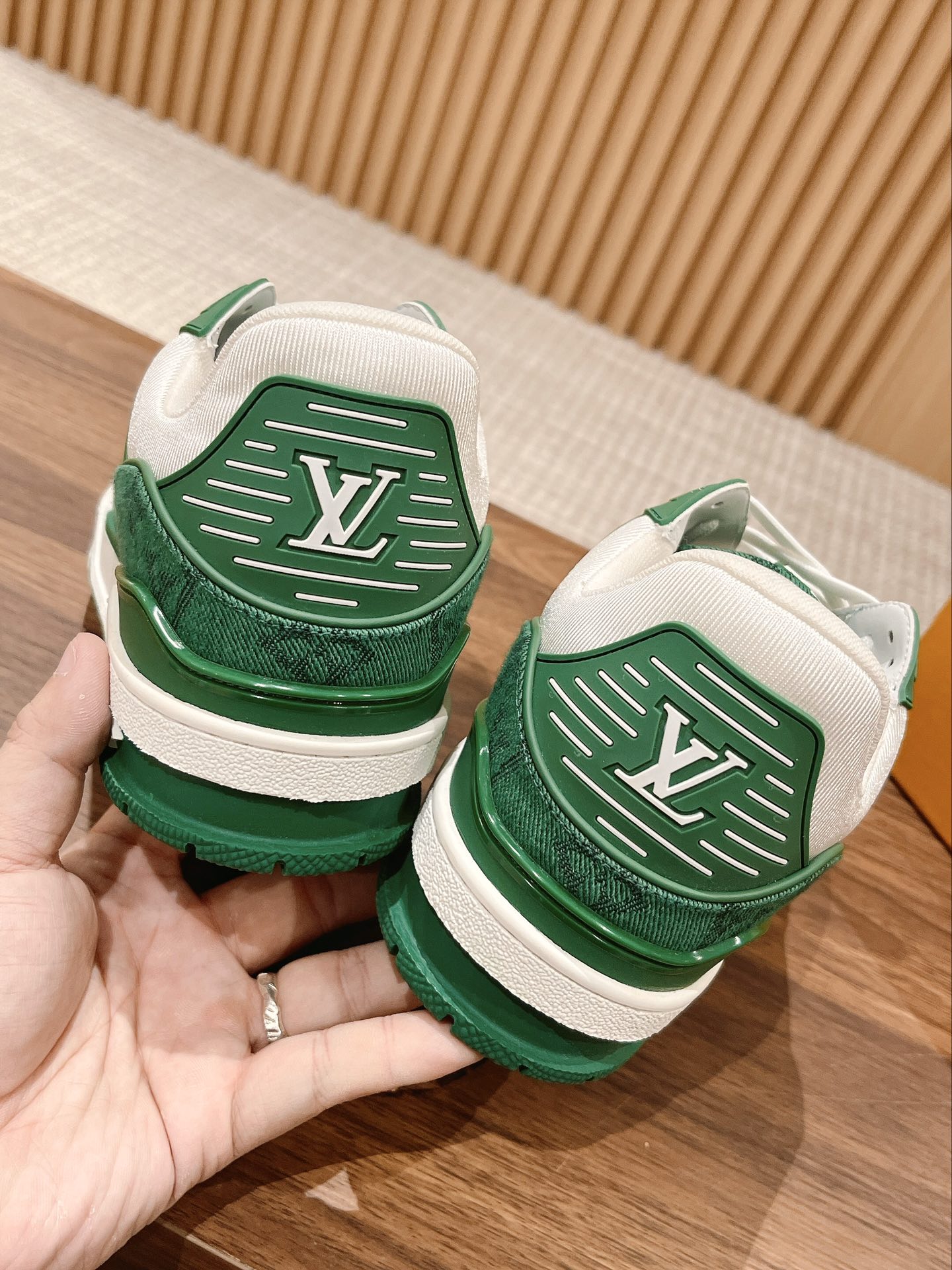 「コラボモデル」Louis Vuitton x Trainerスニーカー