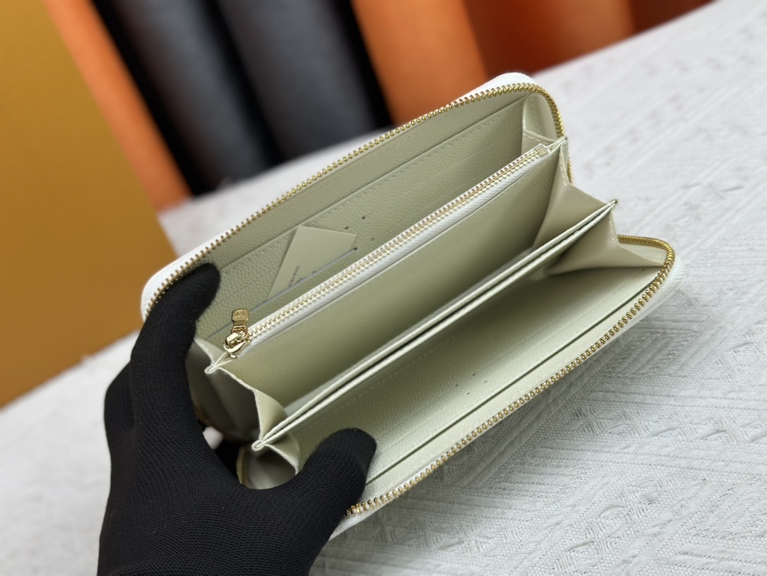 ルイ・ヴィトン ジッピー･ウォレット「エンボス 刺繍」