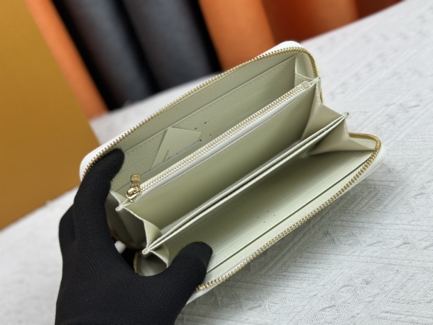 ルイ・ヴィトン ジッピー･ウォレット「エンボス 刺繍」