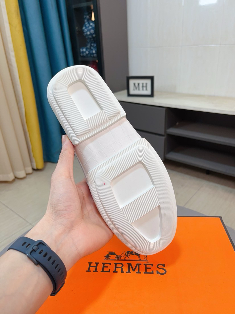 エルメス［Hermès］おしゃれなペアスニーカー