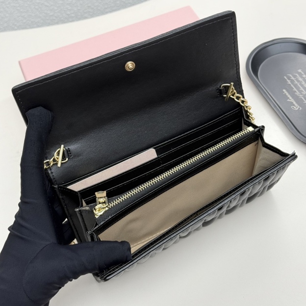 ミュウミュウ「Miu Miu」ミュウミュウ マテラッセ ラムスキン コンパクトウォレット 9886 / 二つ折り財布