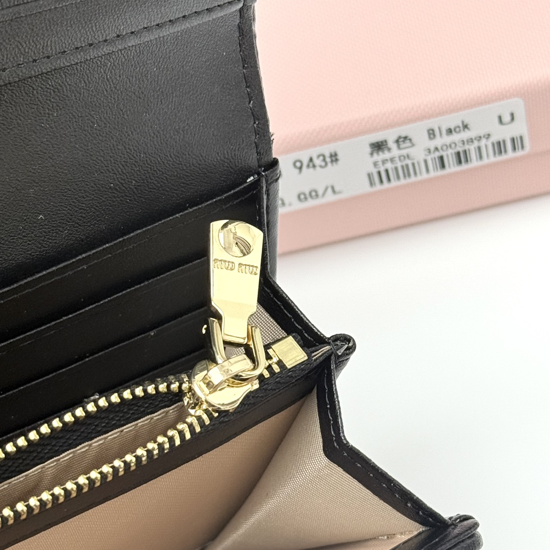 ミュウミュウ「Miu Miu」ミュウミュウ マテラッセ ラムスキン クラッチバッグ 943 / コンパクトウォレット