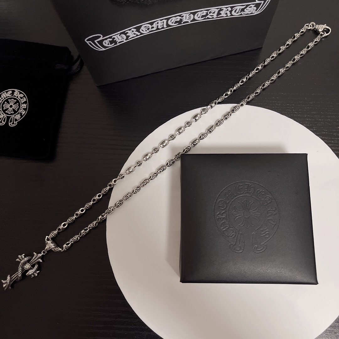 クロムハーツ「Chrome Hearts」のクラシックネックレス - 日常に上品なアクセントを添えるユニセックスモデル