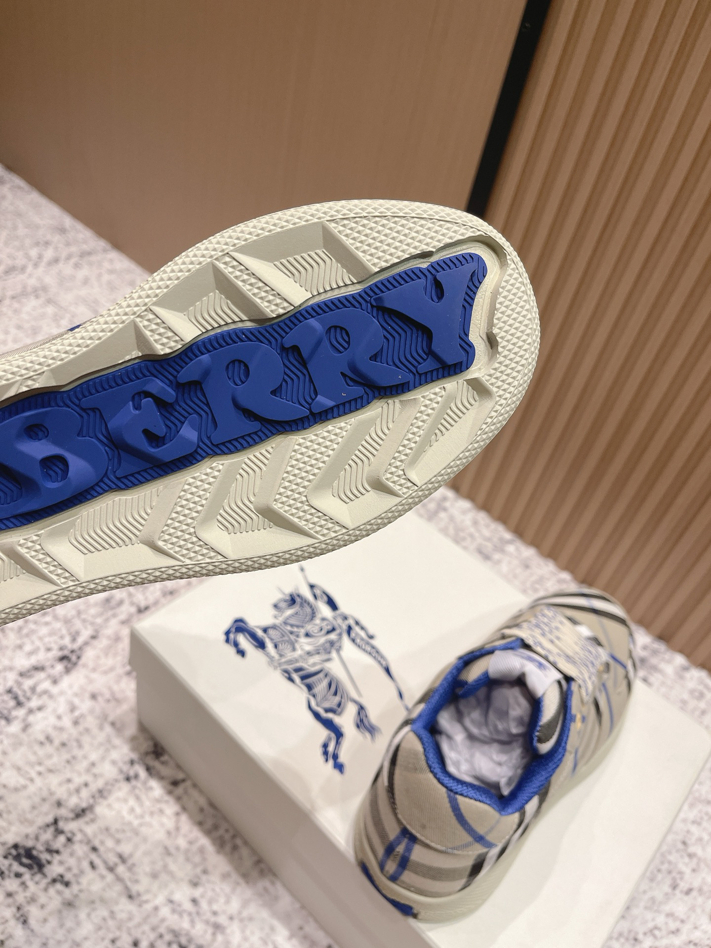 バーバリー「Burberry」バーバリー ボックス スニーカー / プレミアムレザースニーカー