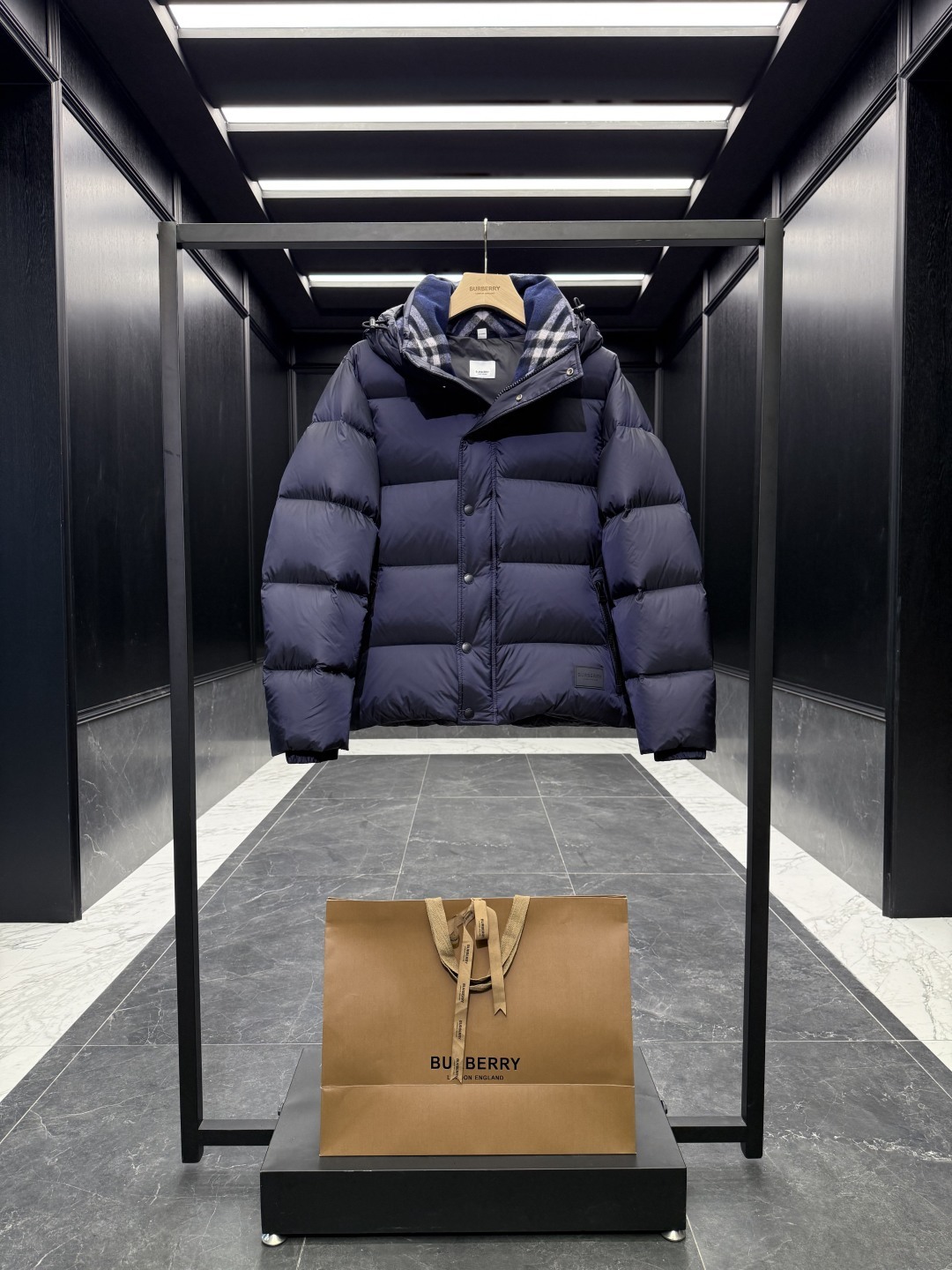 バーバリー「Burberry」クラシックウールチェックカラーナイロンダウンジャケット