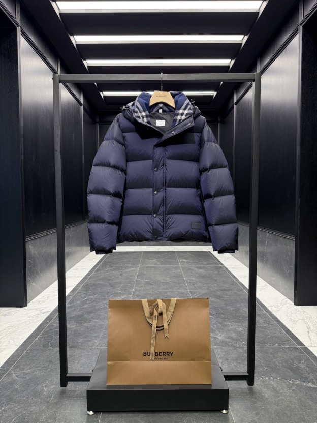 バーバリー「Burberry」クラシックウールチェックカラーナイロンダウンジャケット