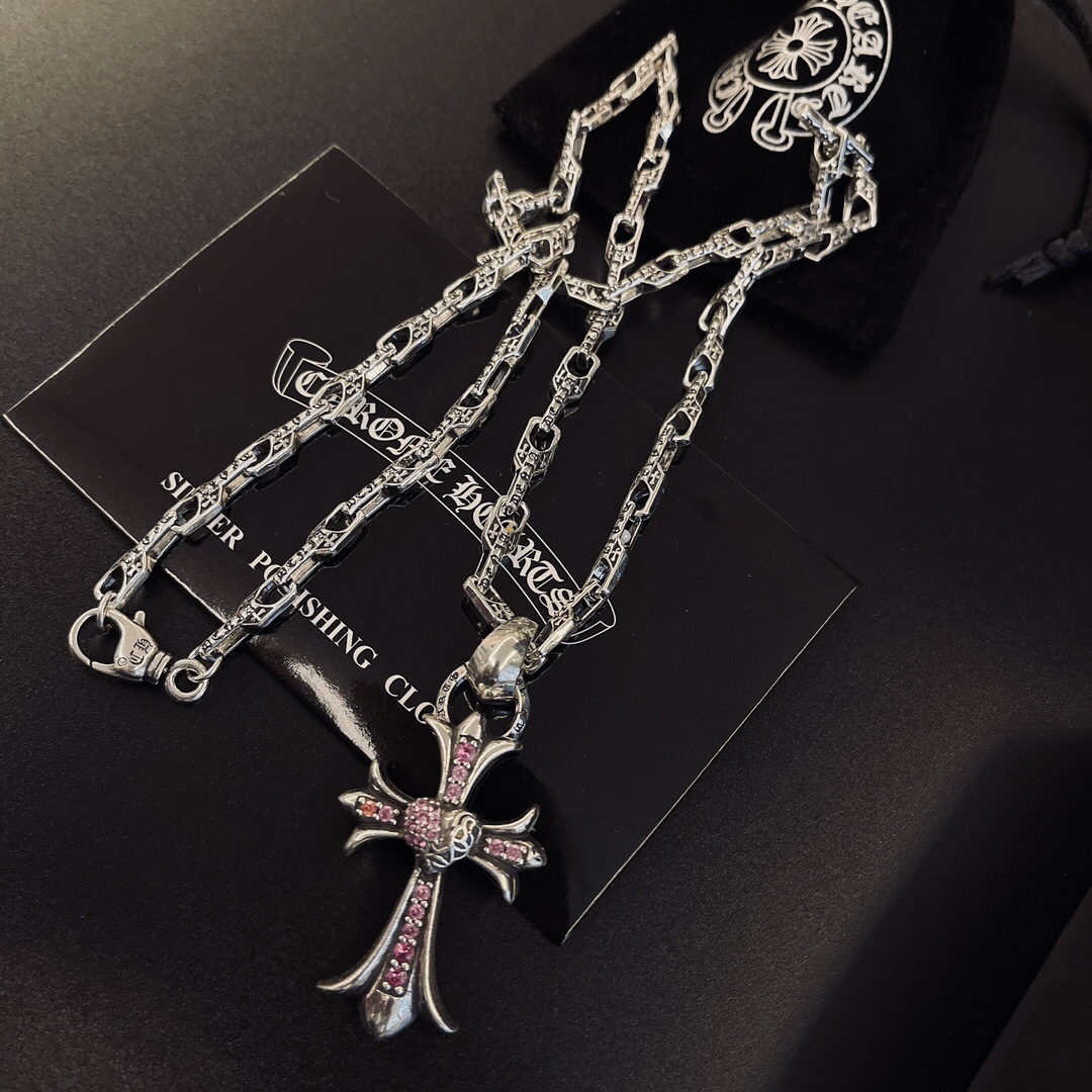 クロムハーツ「Chrome Hearts」のクラシックネックレス - 日常に上品なアクセントを添えるユニセックスモデル