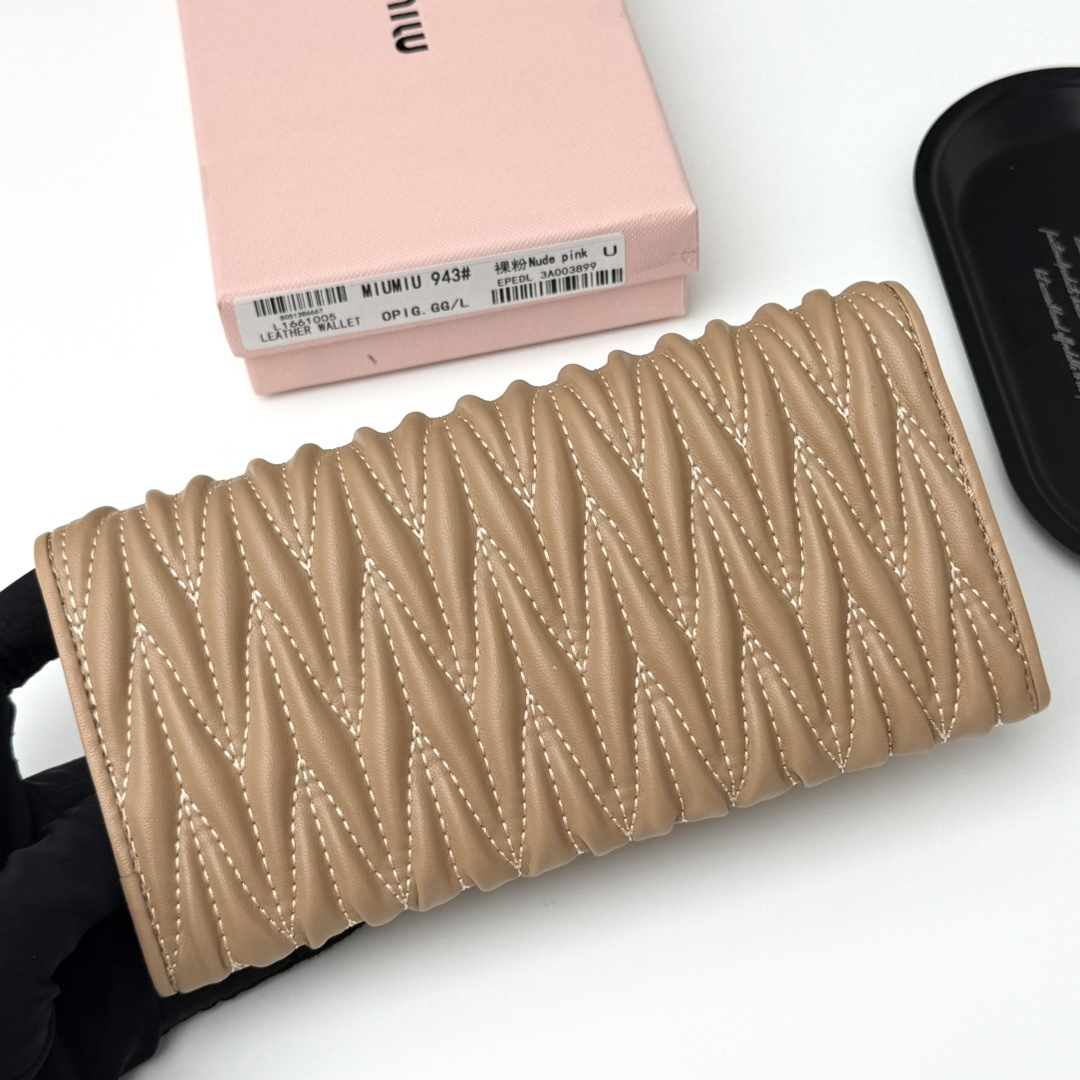 ミュウミュウ「Miu Miu」ミュウミュウ マテラッセ ラムスキン クラッチバッグ 943 / コンパクトウォレット