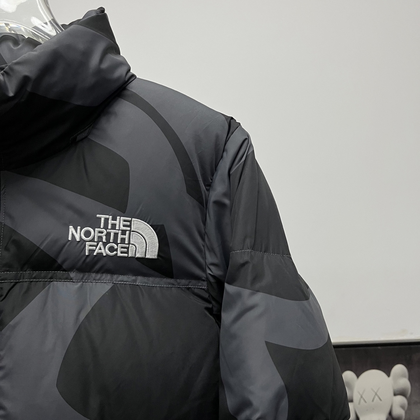 ザ・ノースフェイス XX KAWS 夢のコラボレーション ファッションフーディダウンジャケット 男女兼用