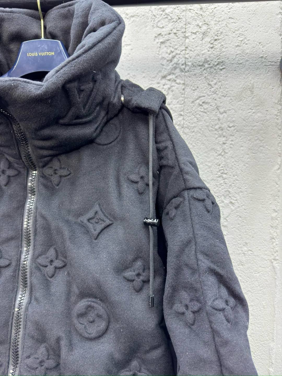 ルイ・ヴィトン「Louis Vuitton」MONOGRAM 浮き彫りエンボス加工ダウンジャケット