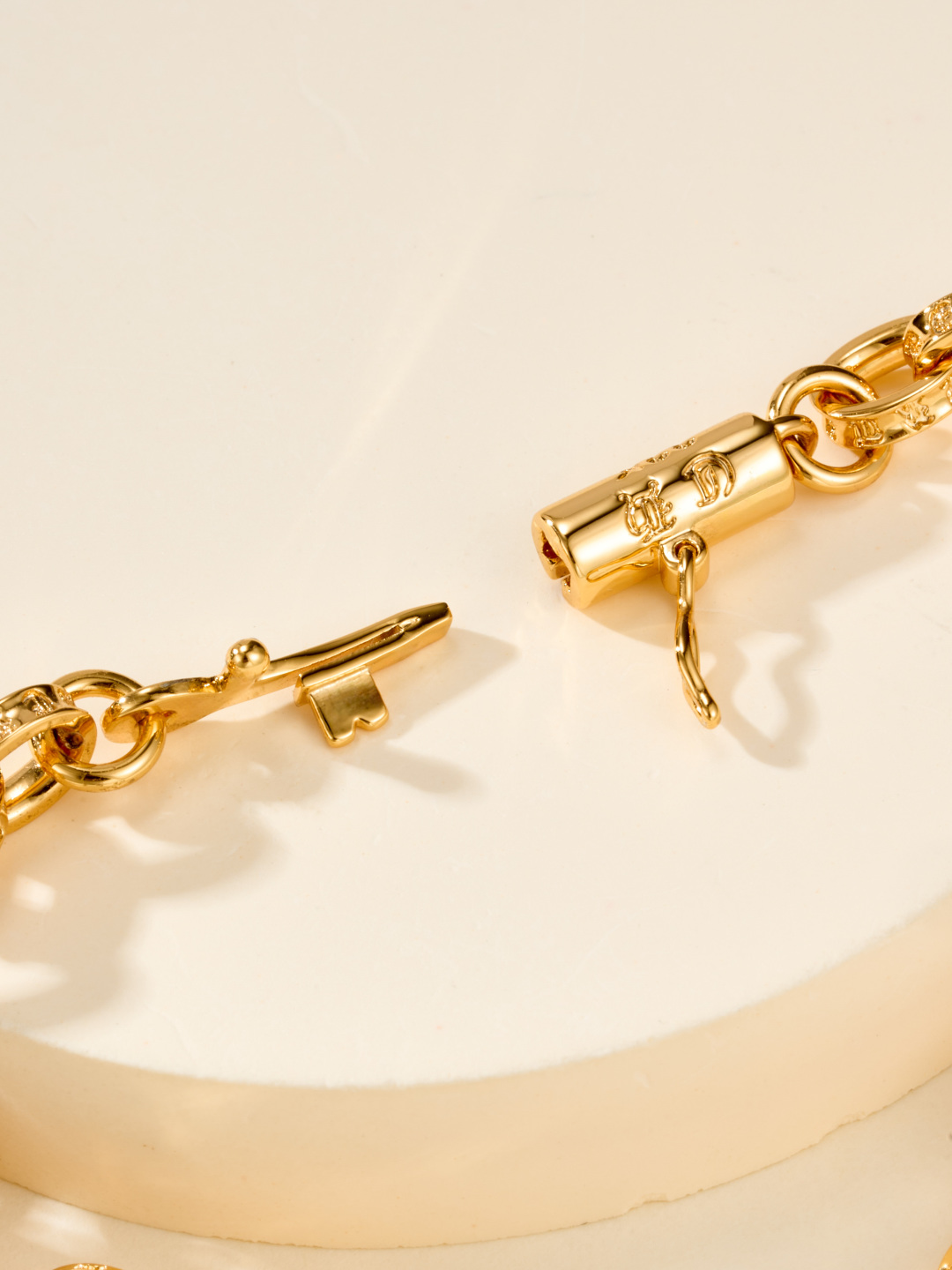 クロムハーツ「Chrome Hearts」のクラシックネックレス - 日常に上品なアクセントを添えるユニセックスモデル