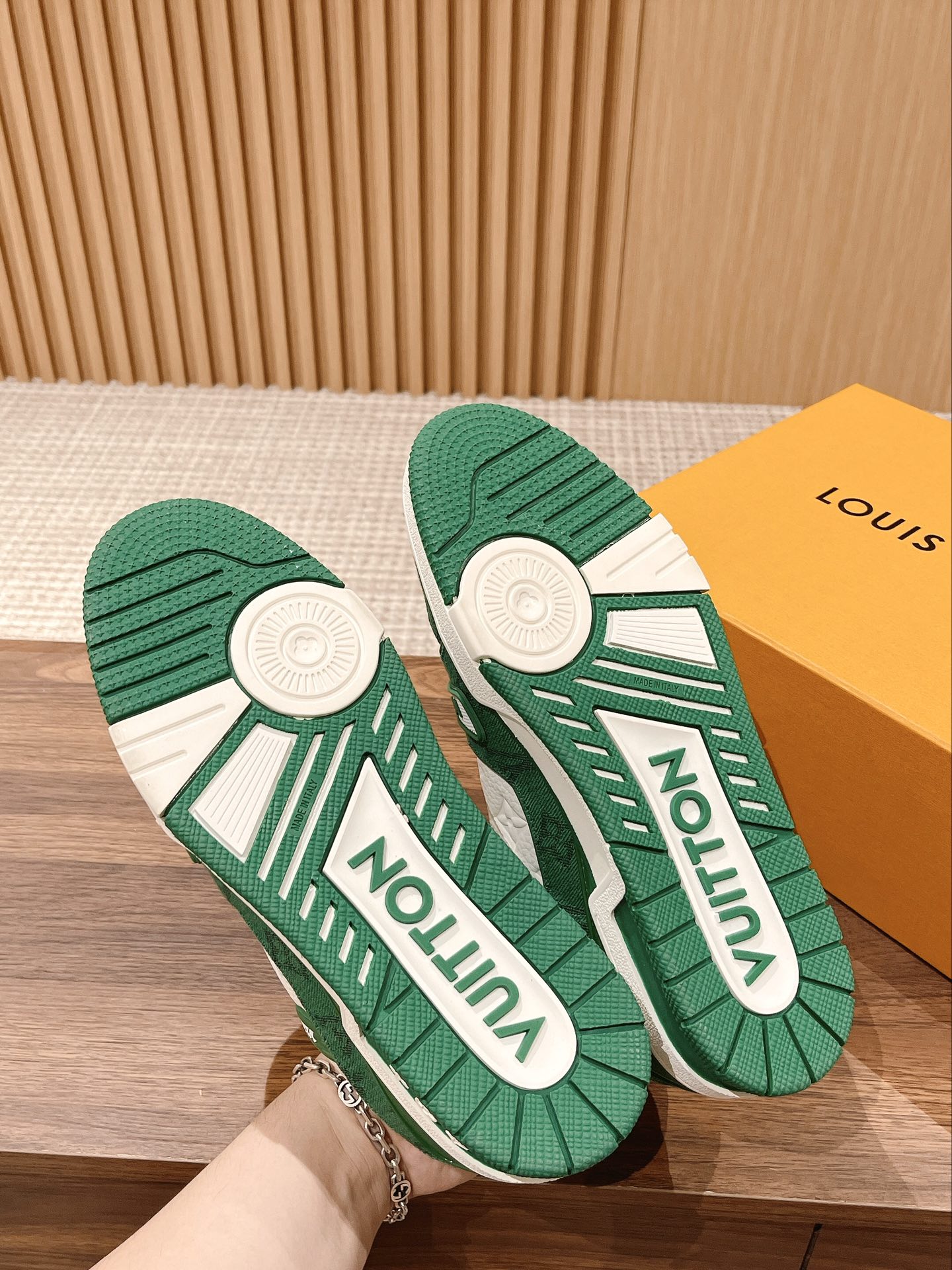 「コラボモデル」Louis Vuitton x Trainerスニーカー