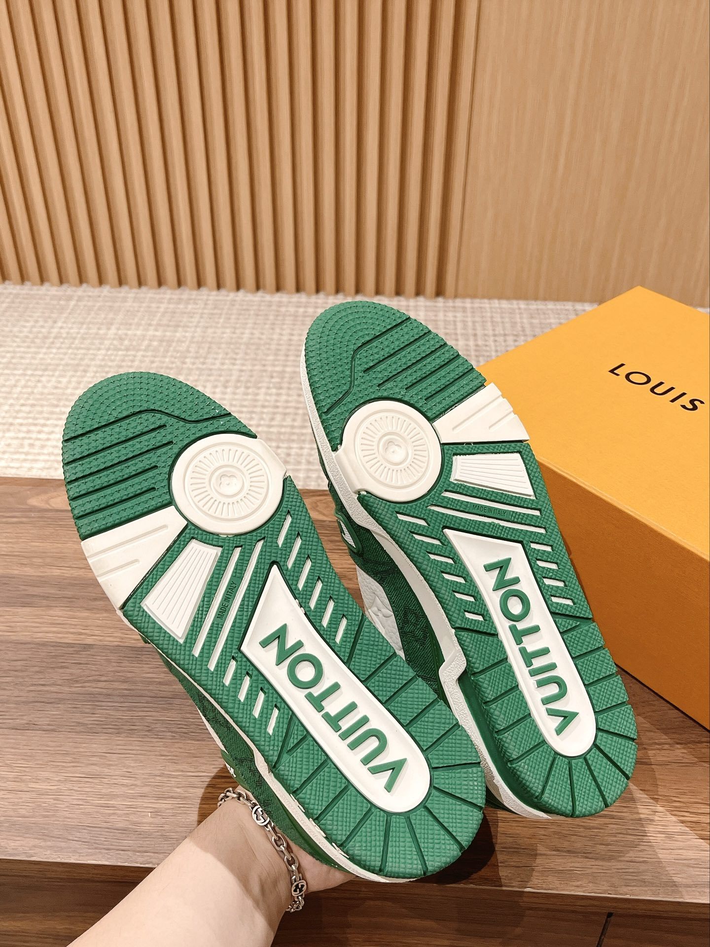 「コラボモデル」Louis Vuitton x Trainerスニーカー