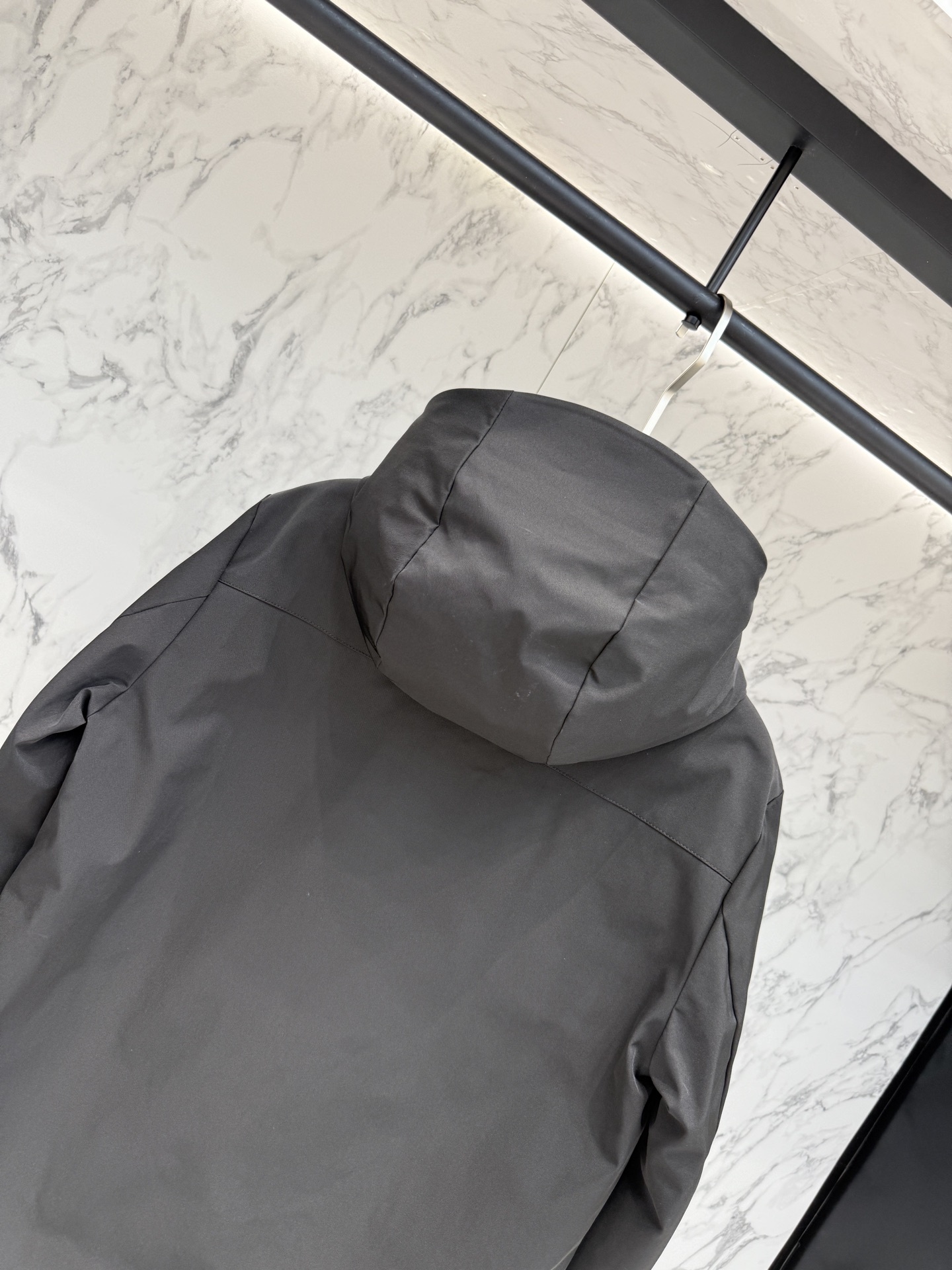 バーバリー「Burberry」秋冬ミドル丈フード付きダウンジャケット