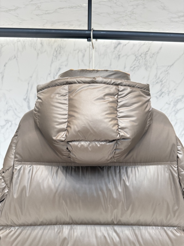 バーバリー「Burberry」秋冬ショート丈防寒ダウンジャケット