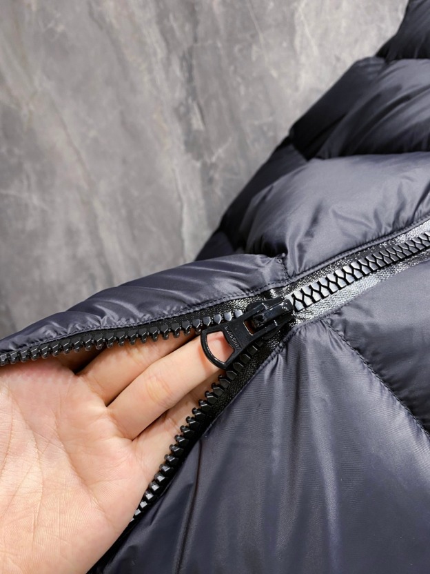 バーバリー「Burberry」秋冬着脱式袖＆フード付きダウンジャケット