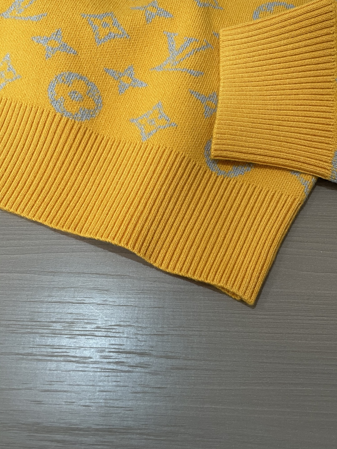 ルイ・ヴィトン「Louis Vuitton」秋冬用丸首プルオーバーニットセーター