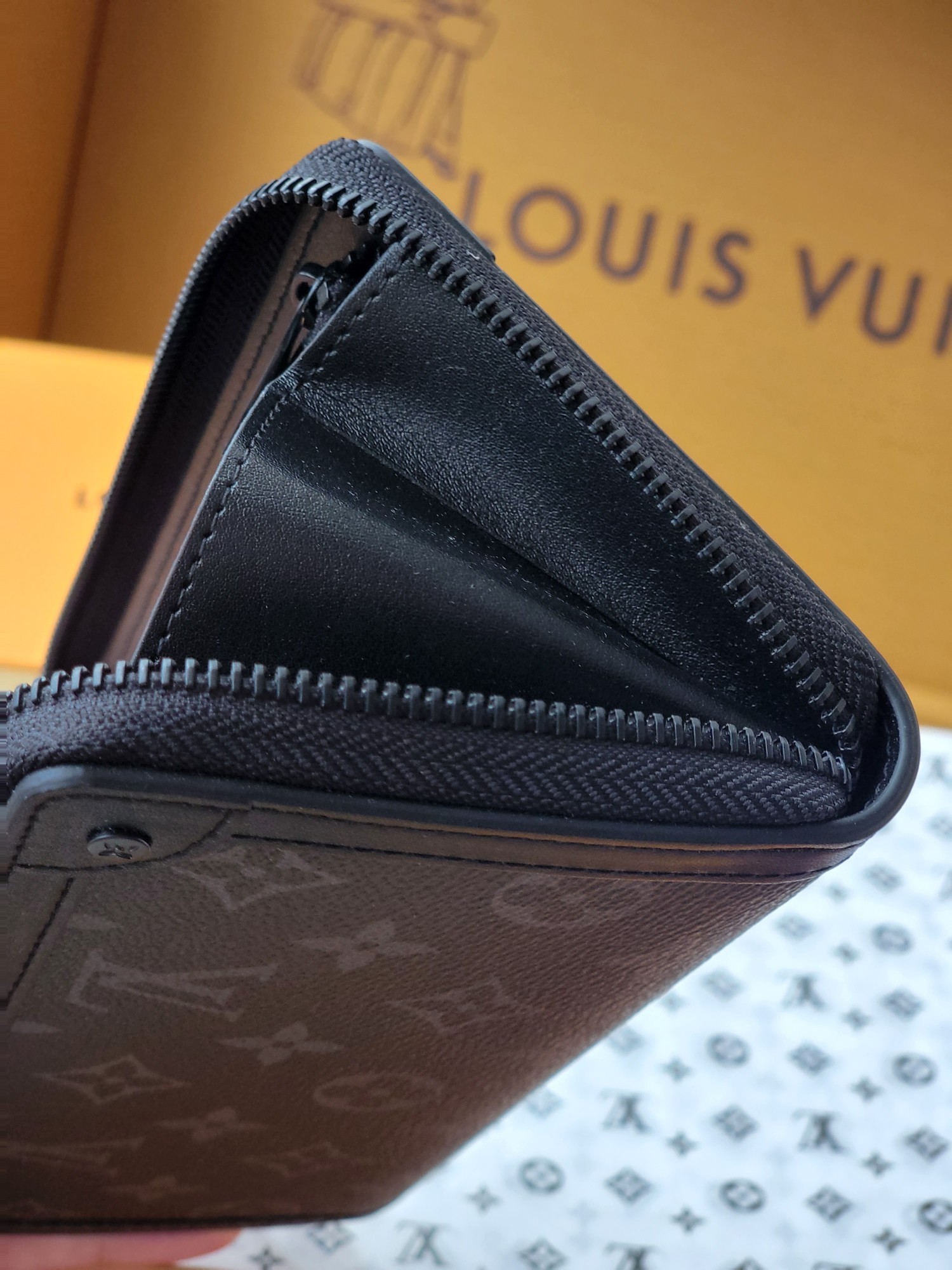 ルイ・ヴィトン「Louis Vuitton」TRUNK ラジッパー式長財布
